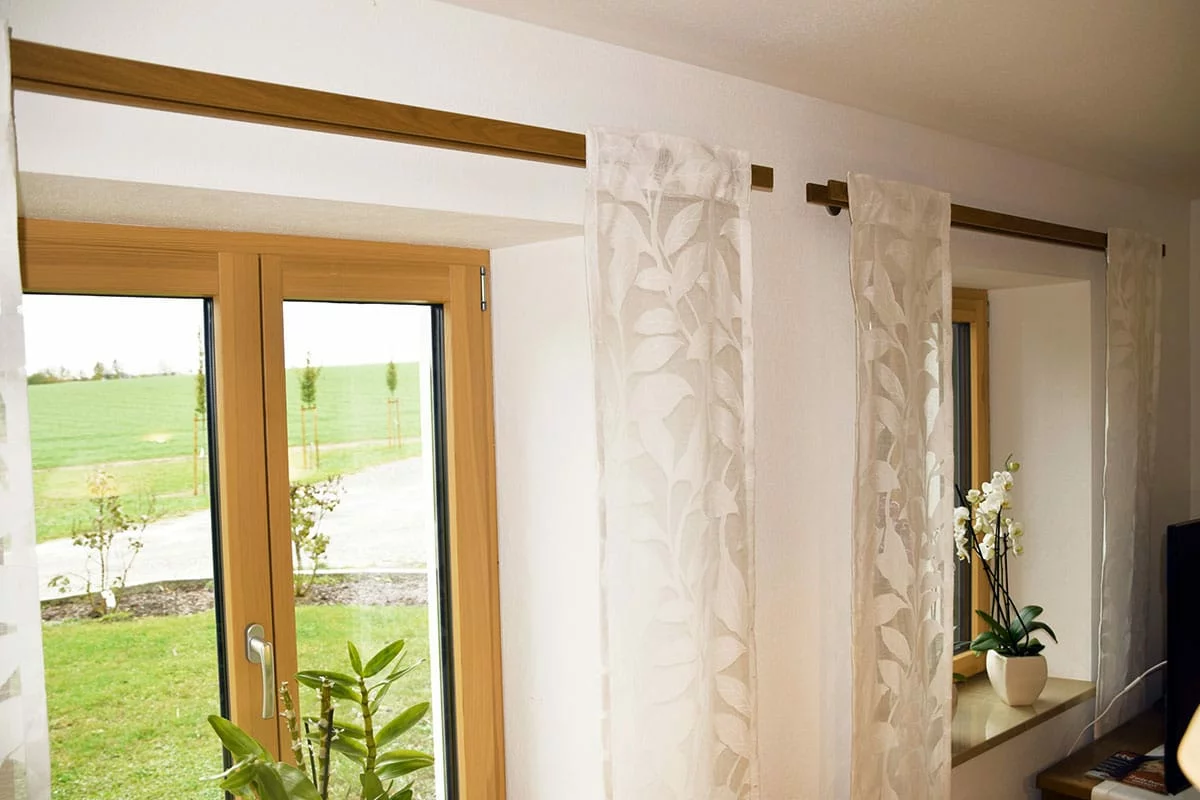 Beispiel_Vorhangstange_Eiche_mit_Edelstahl_Zweilaeufig_Tunnelvorhang_0126_3c Beispiel_Vorhangstange_Eiche_mit_Edelstahl_Zweilaeufig_Tunnelvorhang_0126_3c