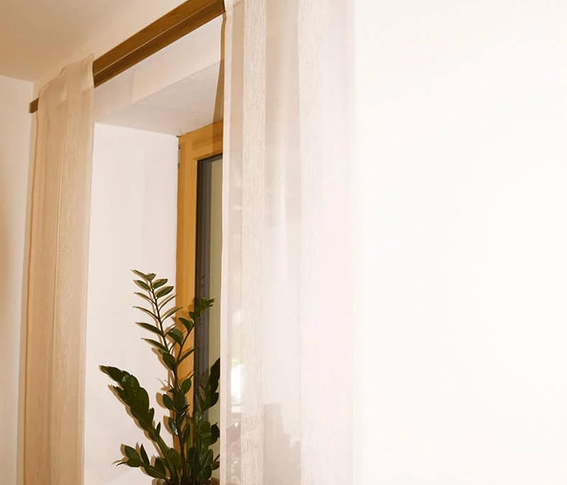 Beispiel_Vorhangstange_Eiche_mit_Edelstahl_Zweilaeufig_Tunnelvorhang_0131_3c Beispiel_Vorhangstange_Eiche_mit_Edelstahl_Zweilaeufig_Tunnelvorhang_0131_3c