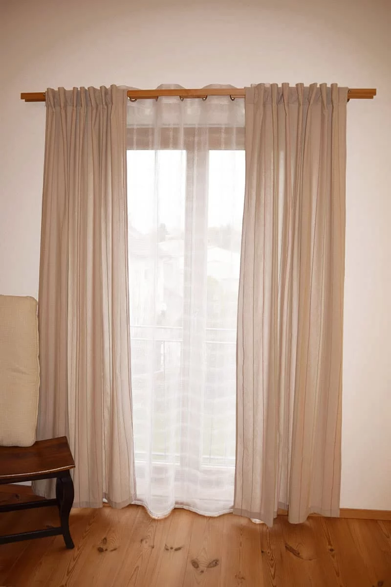 Beispiel_Vorhangstange_Kirschbaum_mit_Edelstahl_Zweilaeufig_Tunnel_und_Oesenvorhang_0082_3c Beispiel_Vorhangstange_Kirschbaum_mit_Edelstahl_Zweilaeufig_Tunnel_und_Oesenvorhang_0082_3c