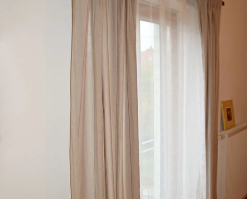 Beispiel_Vorhangstange_Nussbaum_mit_Edelstahl_Zweilaeufig_Tunnel_und_Oesenvorhang0074_3c