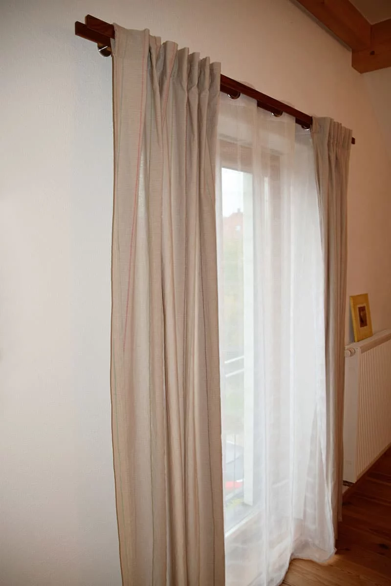 Beispiel_Vorhangstange_Nussbaum_mit_Edelstahl_Zweilaeufig_Tunnel_und_Oesenvorhang0074_3c Beispiel_Vorhangstange_Nussbaum_mit_Edelstahl_Zweilaeufig_Tunnel_und_Oesenvorhang0074_3c