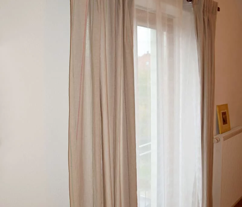 Beispiel_Vorhangstange_Nussbaum_mit_Edelstahl_Zweilaeufig_Tunnel_und_Oesenvorhang0074_3c Beispiel_Vorhangstange