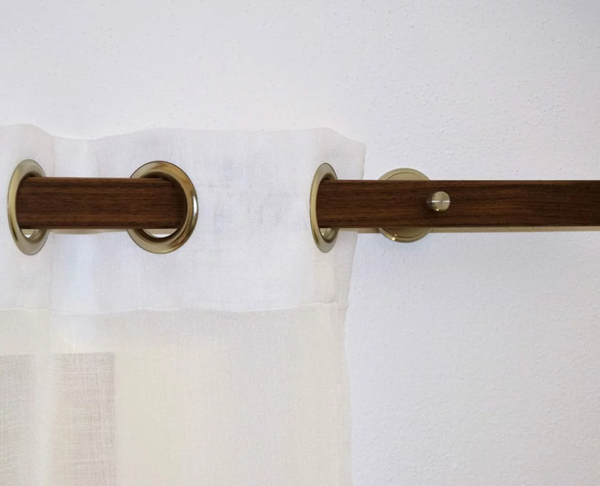 Vorhangvariante_Nussbaum_mit_Edelstahl_Einlaeufig_Oesenvorhang_0051_3c Vorhangvariante_Nussbaum_mit_Edelstahl_Einlaeufig_Oesenvorhang_0051_3c