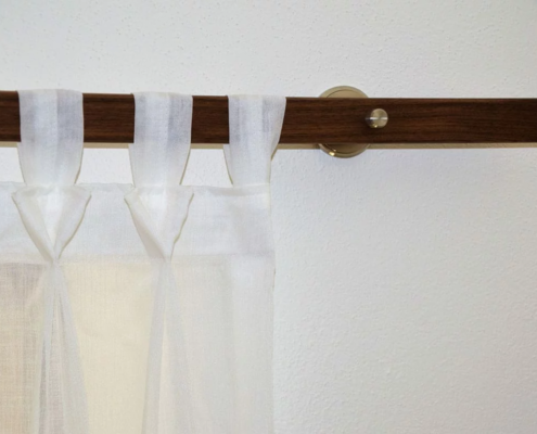 Vorhangvariante_Nussbaum_mit_Edelstahl_Einlaeufig_Schlaufenvorhang_0057_3c